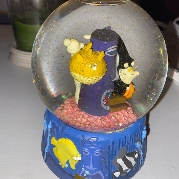Finding Nemo collectable snow globe - Picture 2 of 3